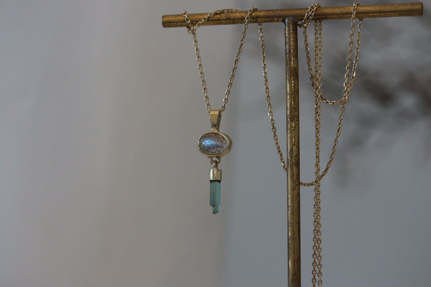 Labradoriet cabochon met ruwe mint toermalijn hanger