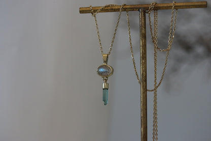 Labradoriet cabochon met ruwe mint toermalijn hanger
