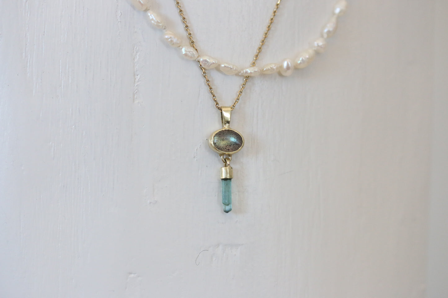 Labradoriet cabochon met ruwe mint toermalijn hanger