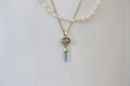Labradoriet cabochon met ruwe mint toermalijn hanger