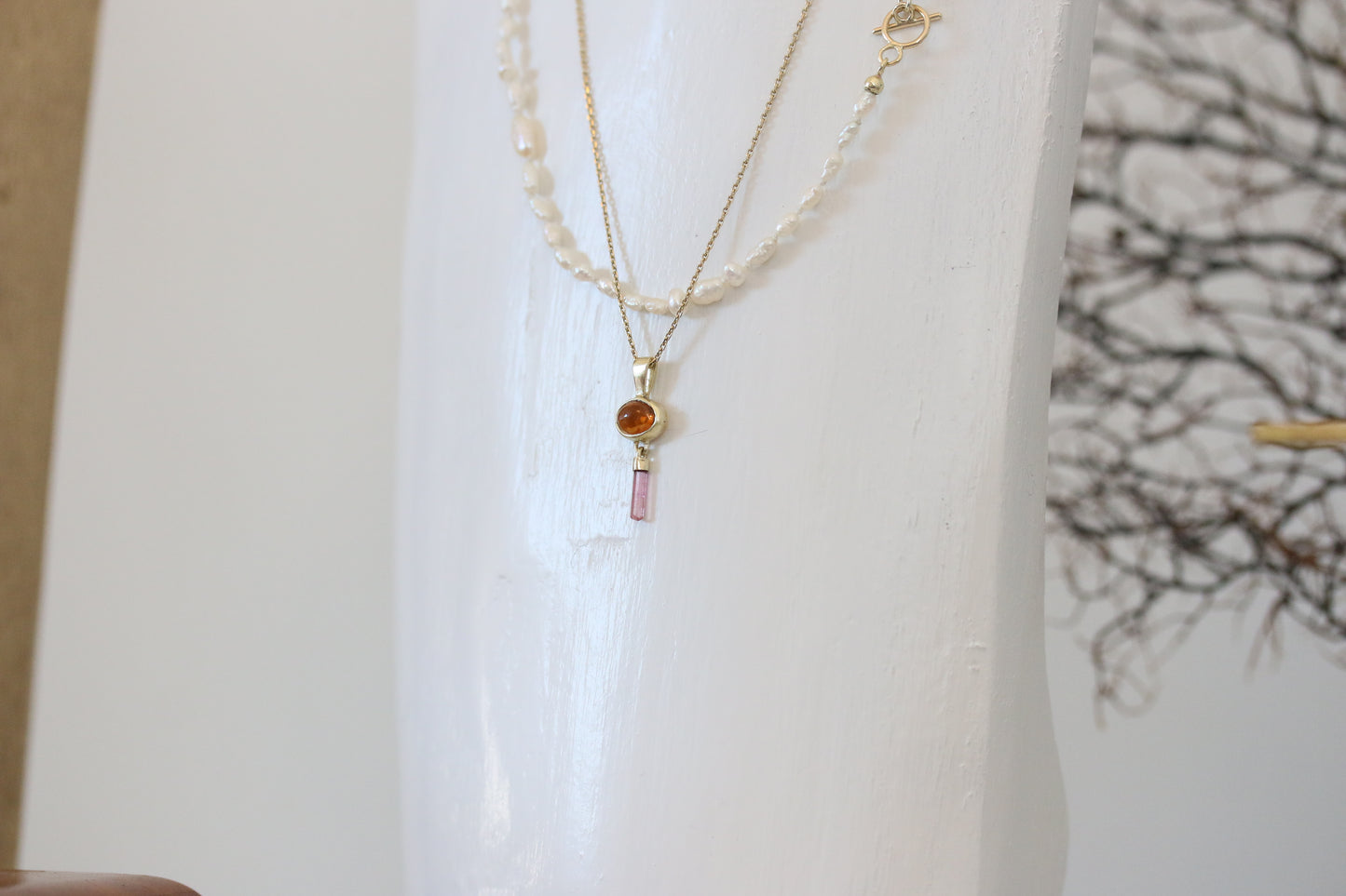 Oranje toermalijn cabochon met roze ruwe toermalijn hanger