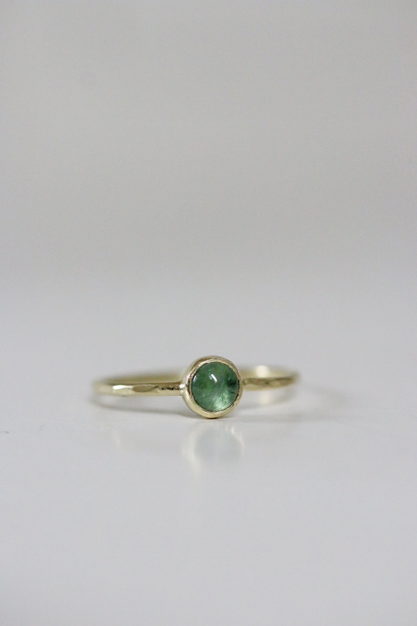 Groene toermalijn cabochon ring