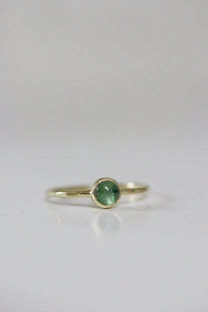 Groene toermalijn cabochon ring