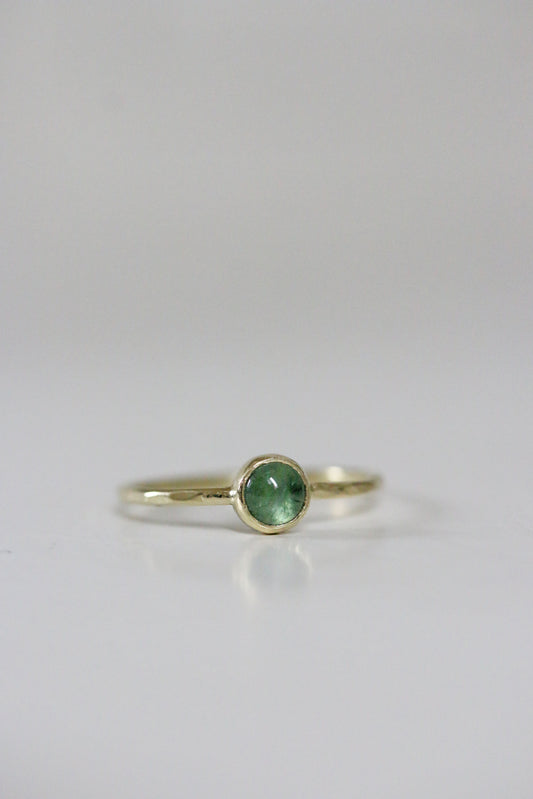 Groene toermalijn cabochon ring
