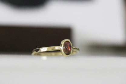 Perzik toermalijn cabochon ring