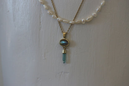 Labradoriet cabochon met ruwe mint toermalijn hanger