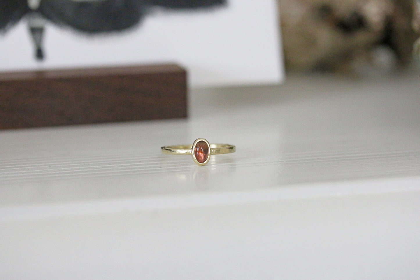 Perzik toermalijn cabochon ring