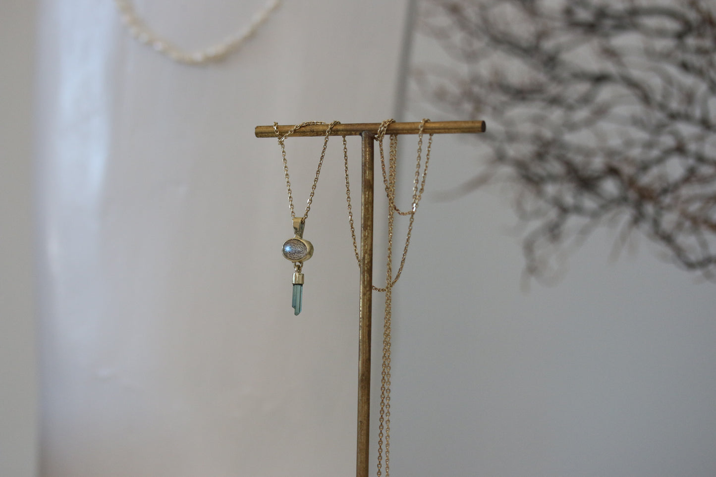 Labradoriet cabochon met ruwe mint toermalijn hanger