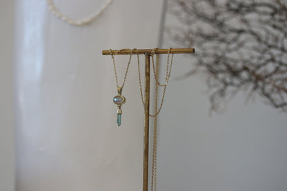 Labradoriet cabochon met ruwe mint toermalijn hanger