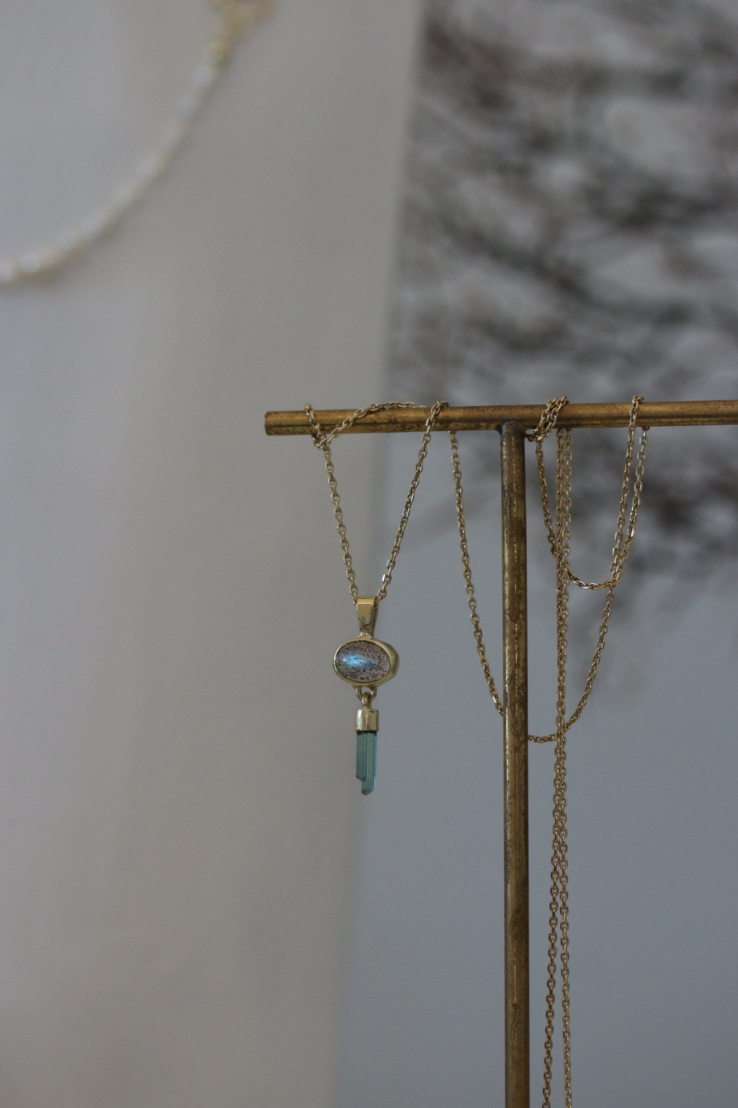 Labradoriet cabochon met ruwe mint toermalijn hanger
