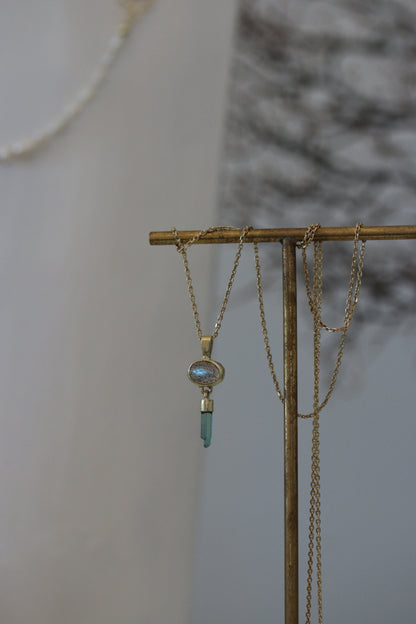 Labradoriet cabochon met ruwe mint toermalijn hanger