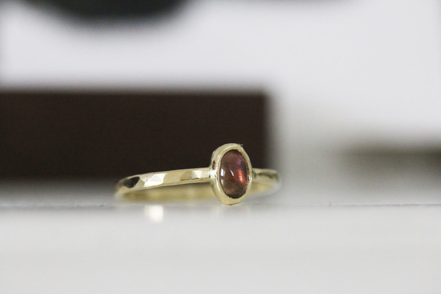 Perzik toermalijn cabochon ring