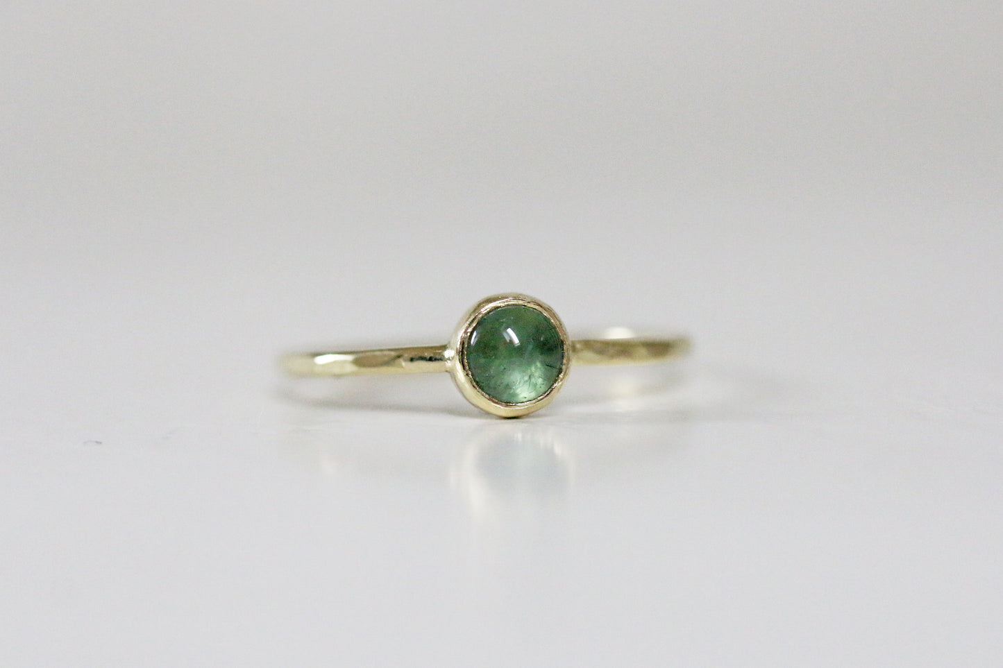 Groene toermalijn cabochon ring