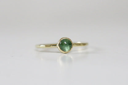 Groene toermalijn cabochon ring