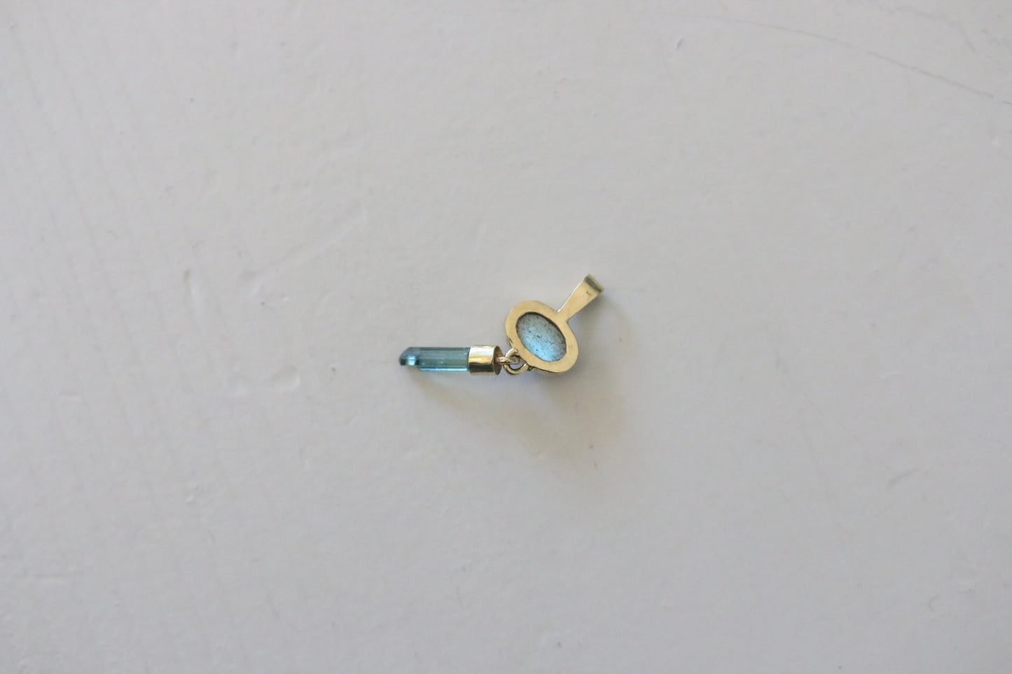 Labradoriet cabochon met ruwe mint toermalijn hanger