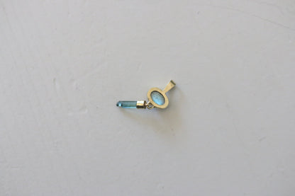 Labradoriet cabochon met ruwe mint toermalijn hanger