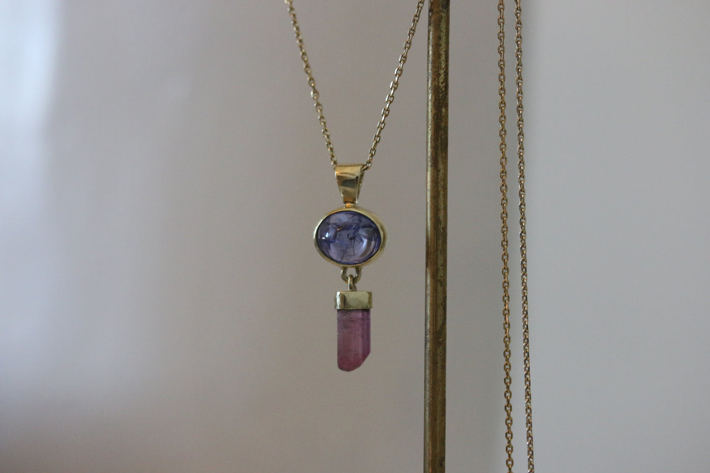 Tanzaniet cabochon hanger met ruwe roze toermalijn kristal hanger