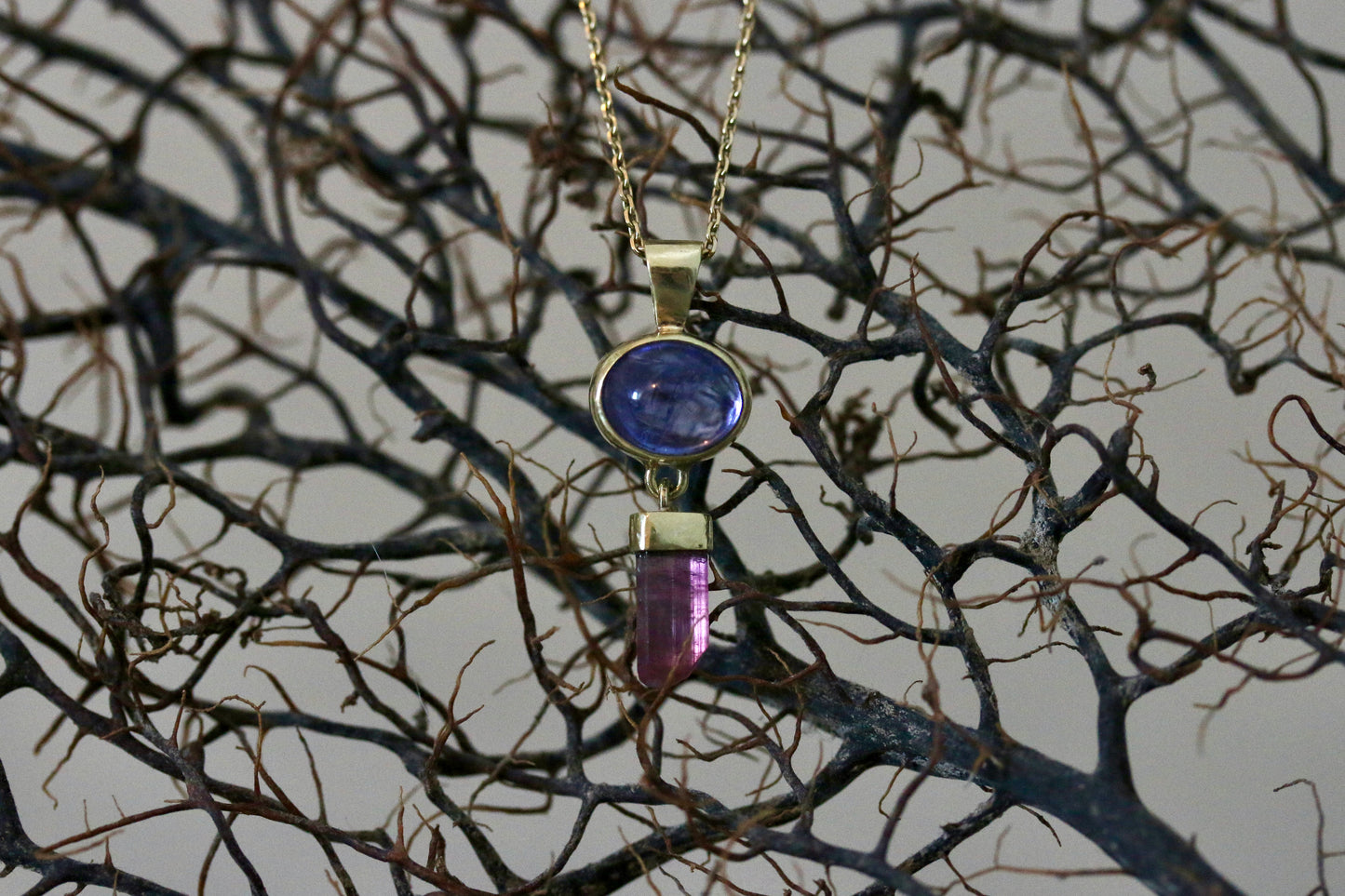 Tanzaniet cabochon hanger met ruwe roze toermalijn kristal hanger
