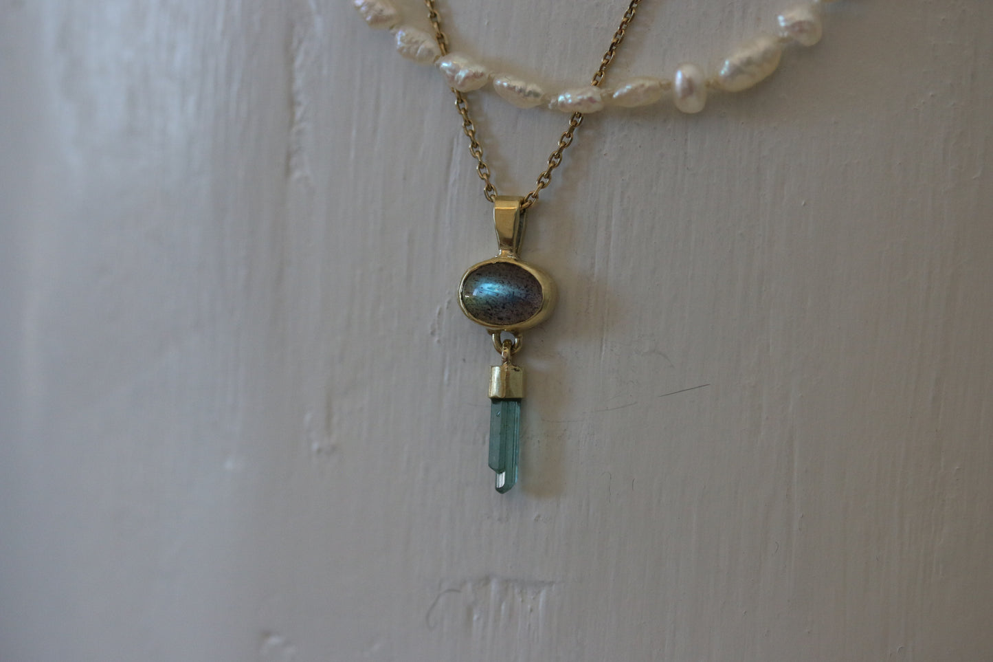 Labradoriet cabochon met ruwe mint toermalijn hanger