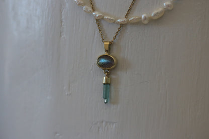 Labradoriet cabochon met ruwe mint toermalijn hanger