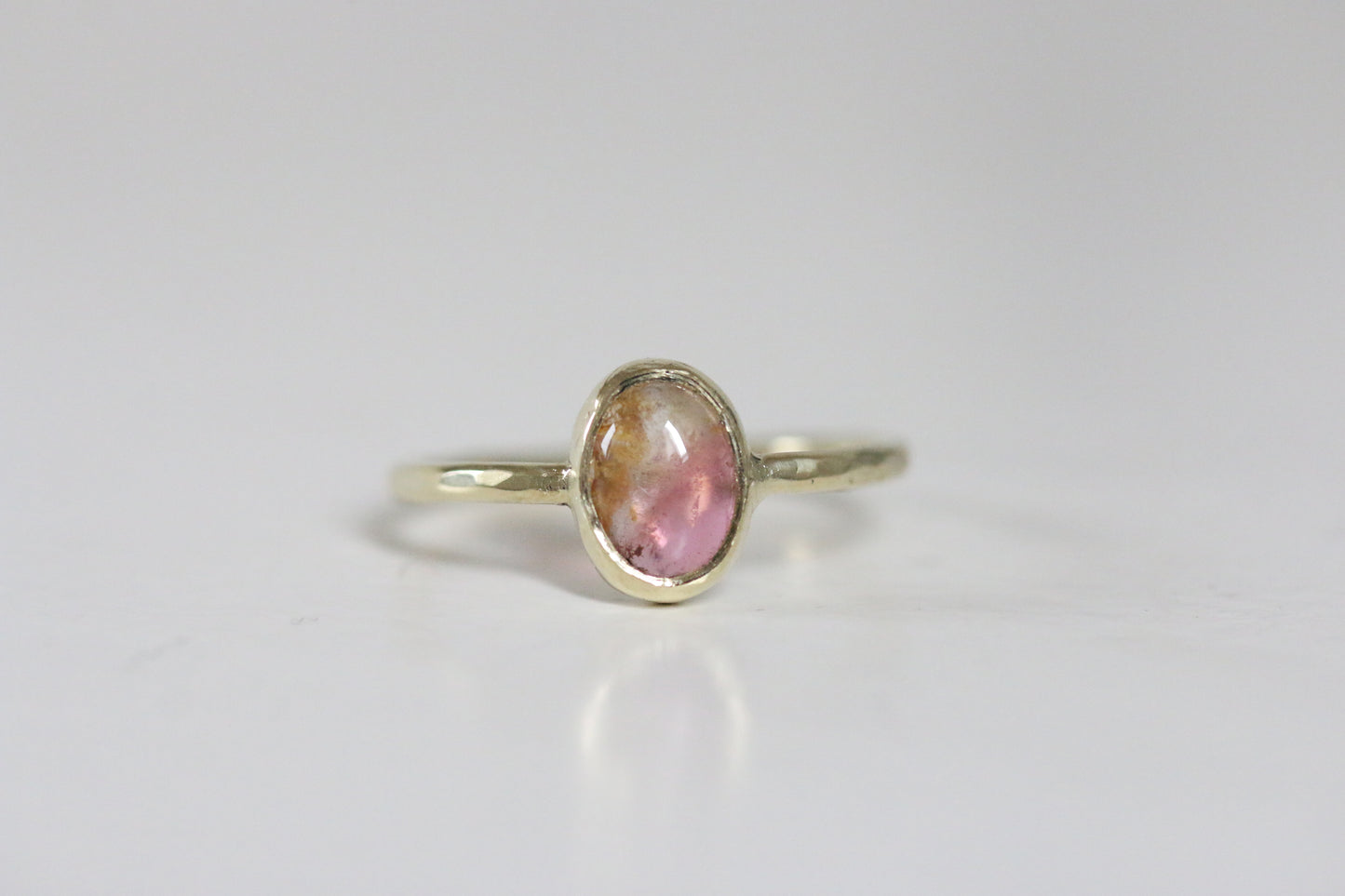 Multi color roze toermalijn cabochon ring