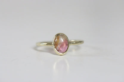 Multi color roze toermalijn cabochon ring