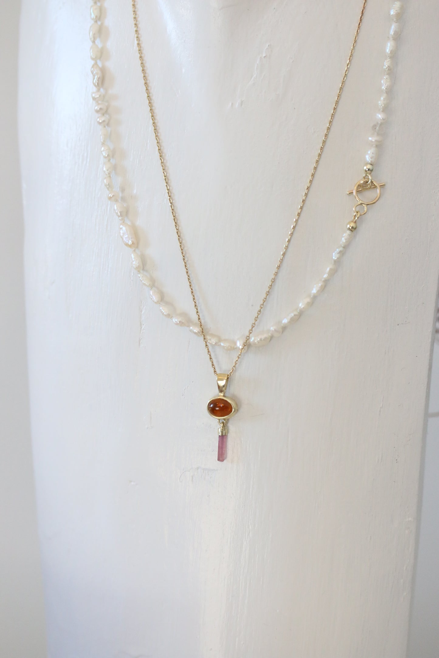 Oranje toermalijn cabochon met roze ruwe toermalijn hanger