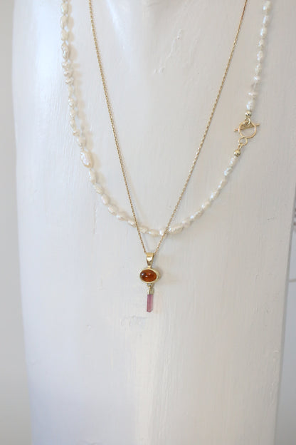 Oranje toermalijn cabochon met roze ruwe toermalijn hanger