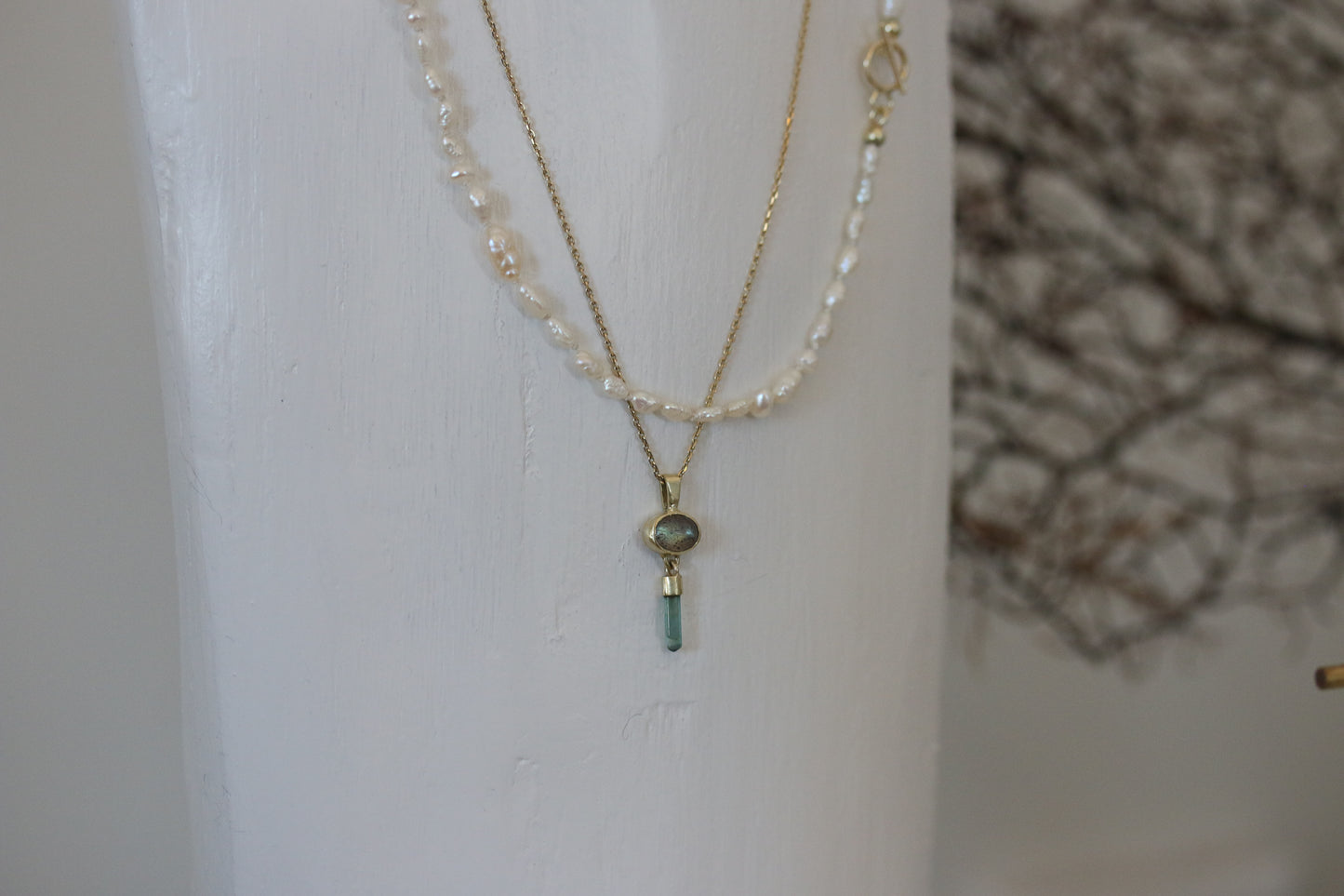 Labradoriet cabochon met ruwe mint toermalijn hanger