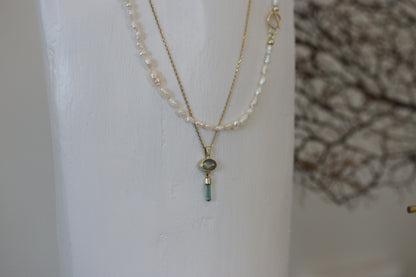 Labradoriet cabochon met ruwe mint toermalijn hanger