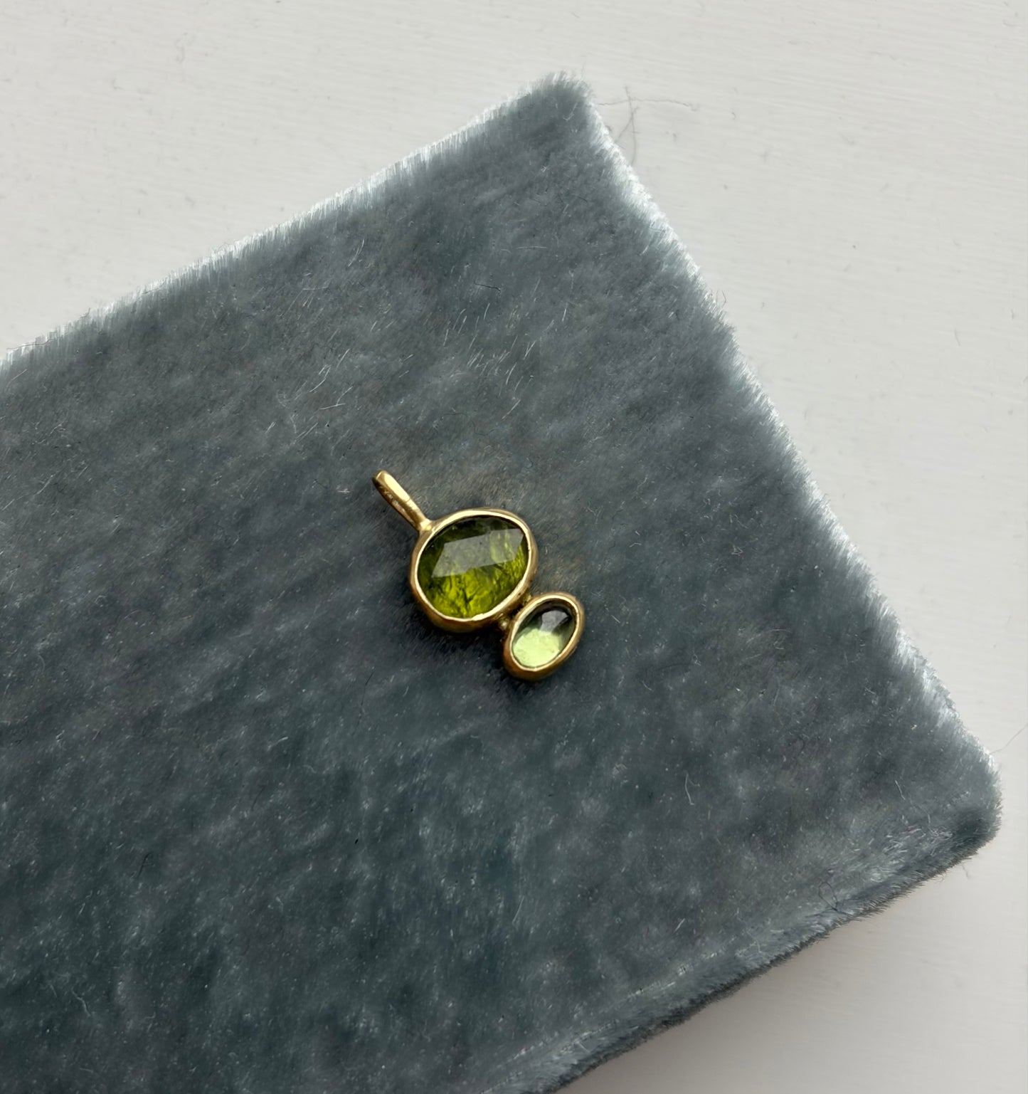 Groene toermalijn & saffier hanger 14k geel goud