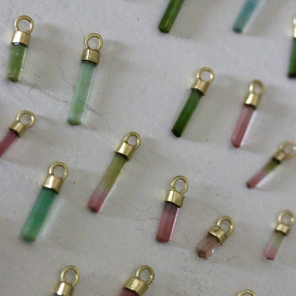 Mini ruwe groene & blauwe toermalijn charm