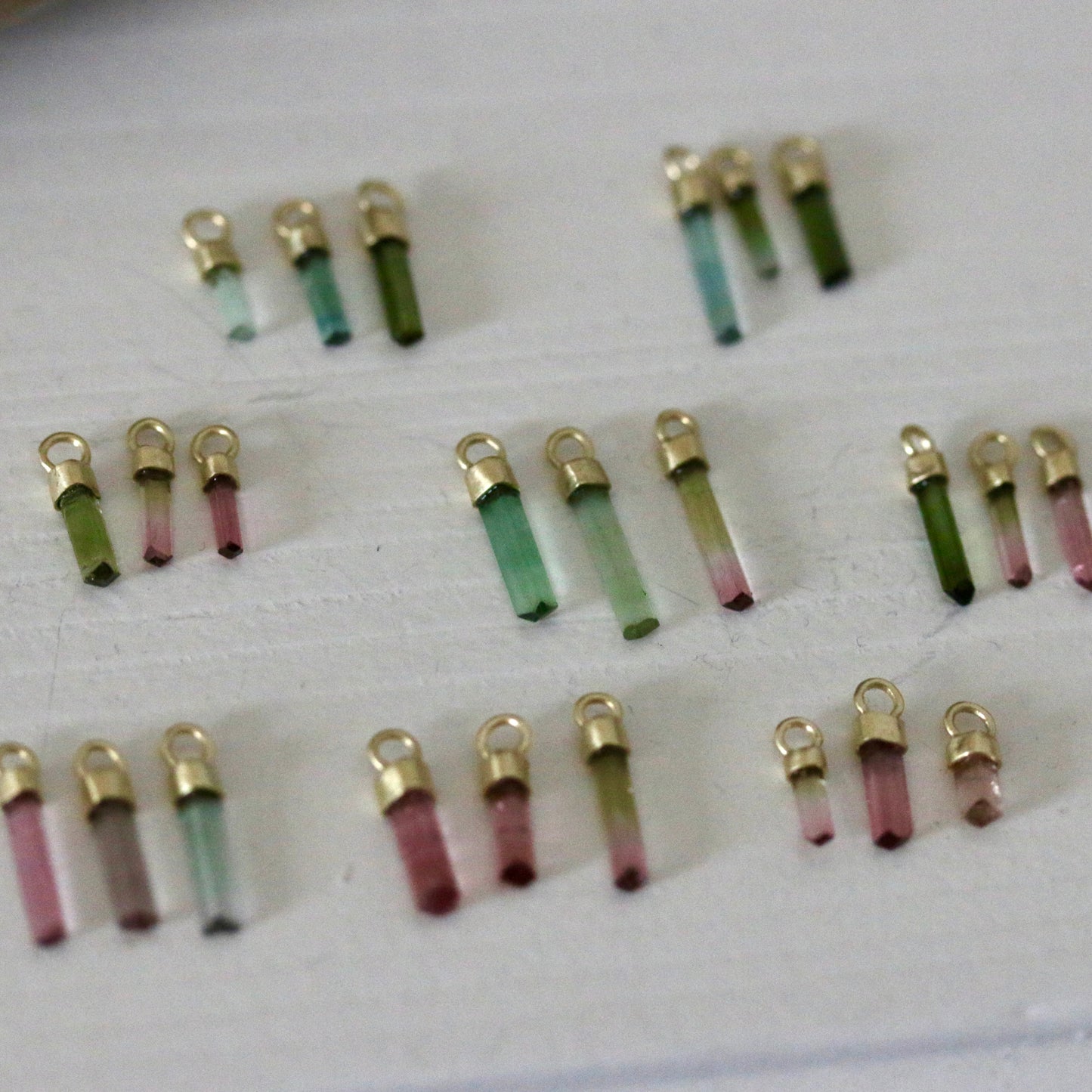 Mini ruwe groene & blauwe toermalijn charm