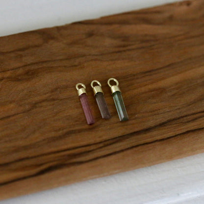 Mini ruwe roze, lila & mint toermalijn charm