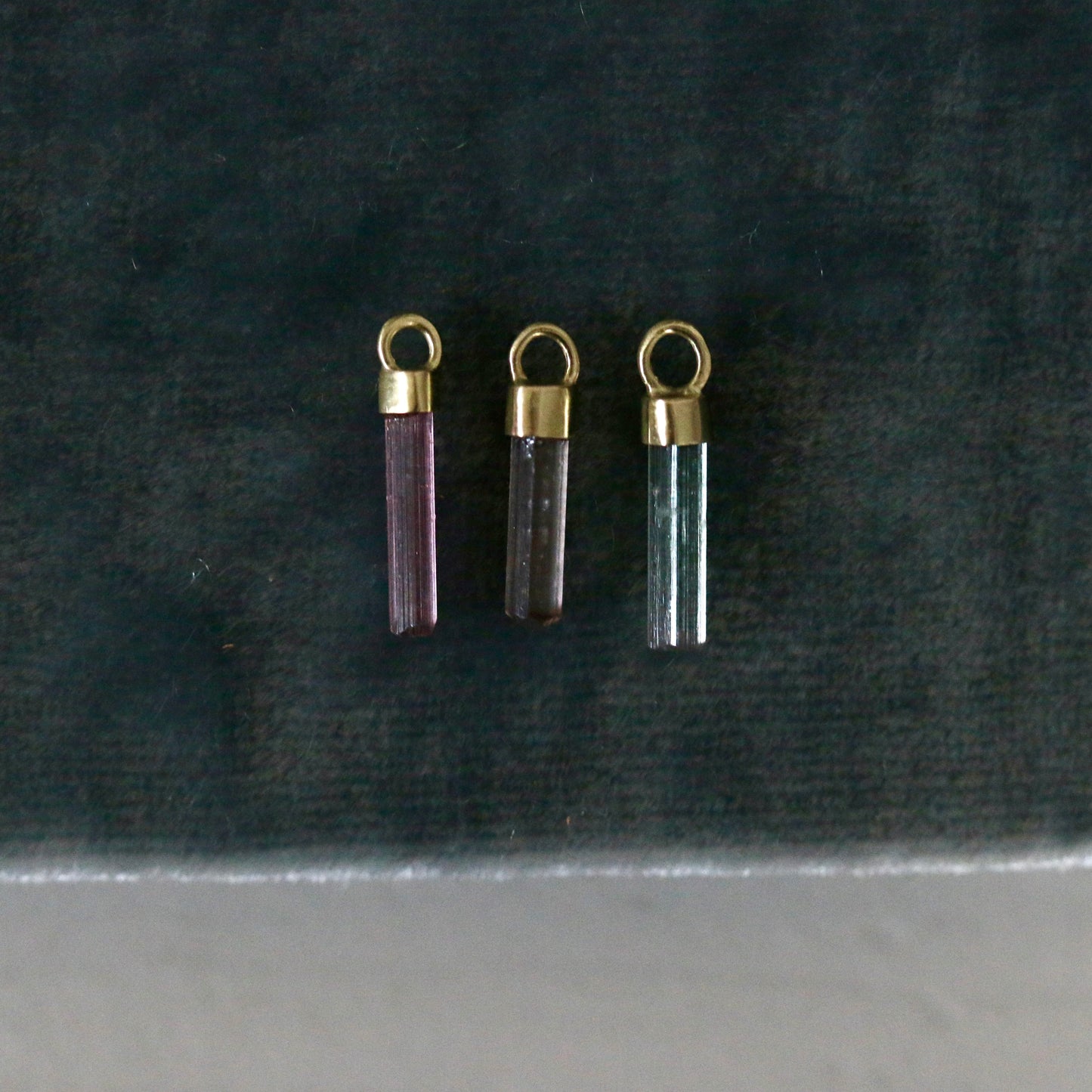 Mini ruwe roze, lila & mint toermalijn charm