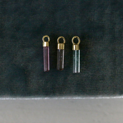 Mini ruwe roze, lila & mint toermalijn charm