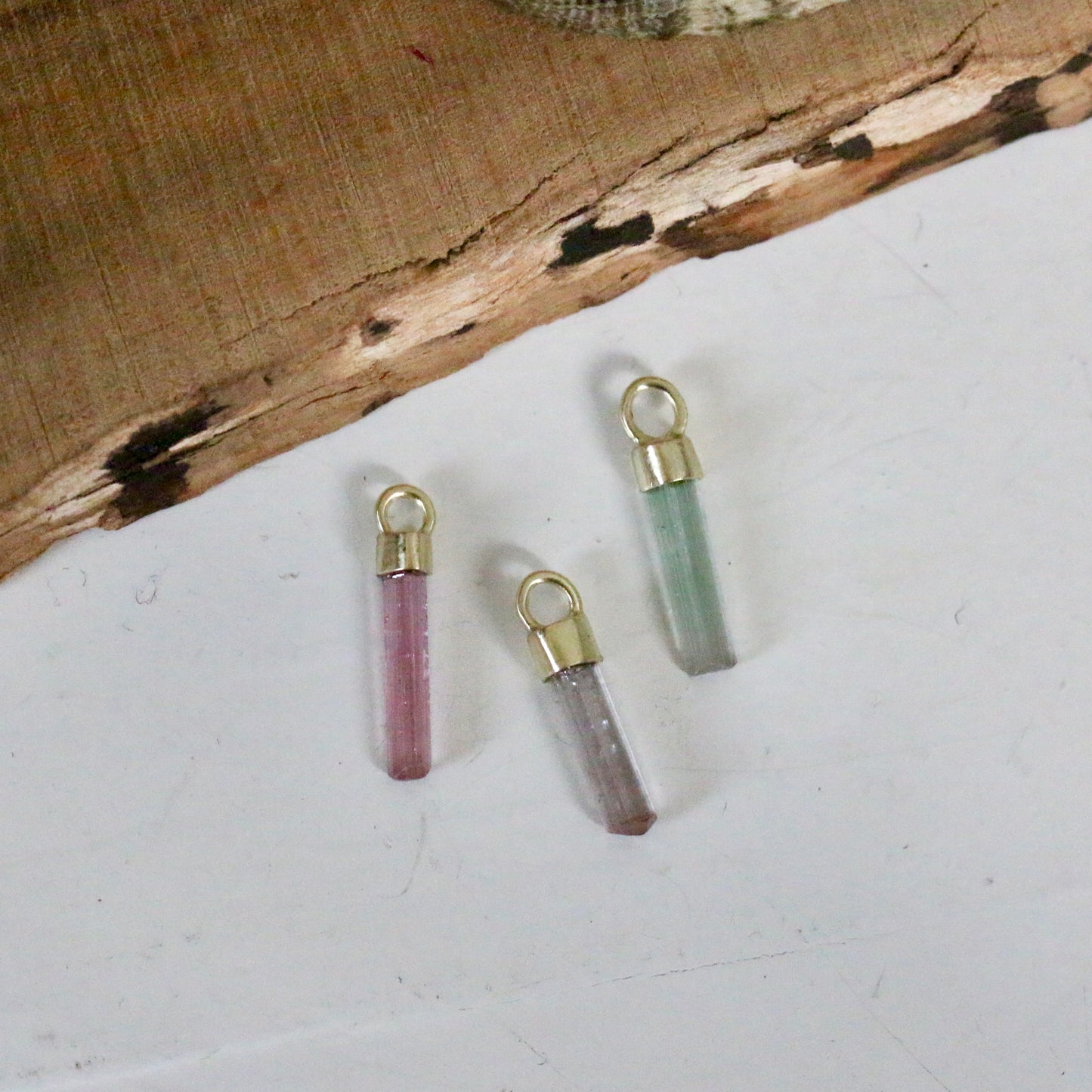 Mini ruwe roze, lila & mint toermalijn charm