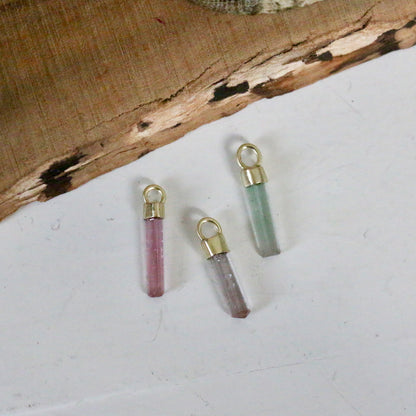 Mini ruwe roze, lila & mint toermalijn charm