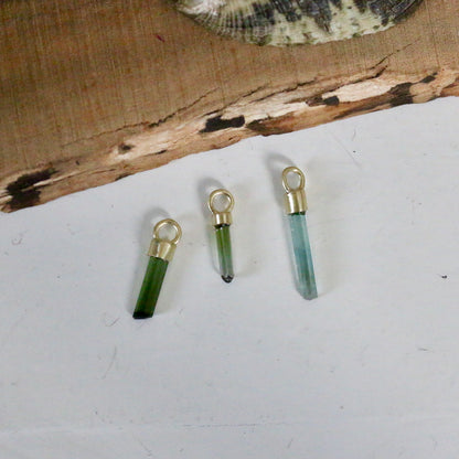 Mini ruwe groene & blauwe toermalijn charm