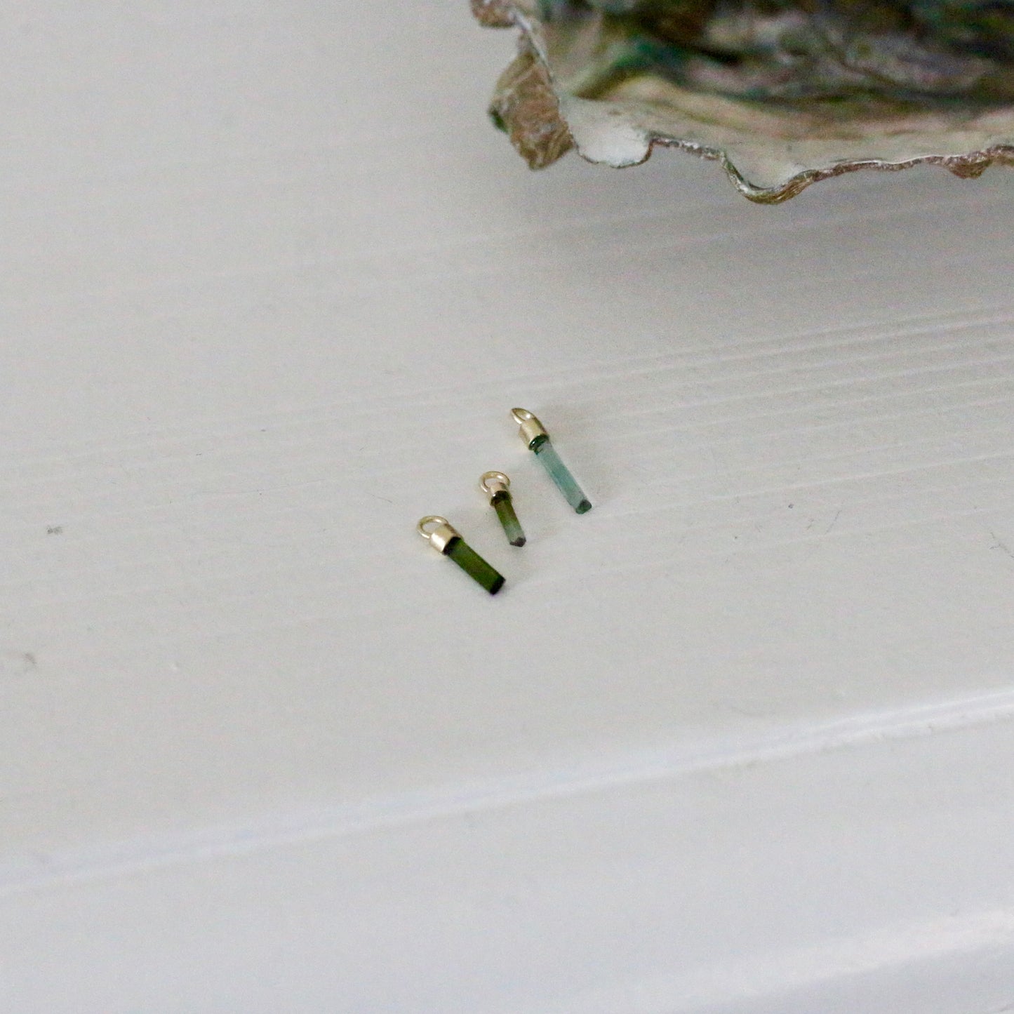 Mini ruwe groene & blauwe toermalijn charm