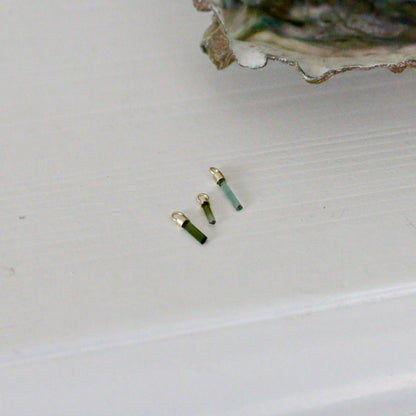 Mini ruwe groene & blauwe toermalijn charm