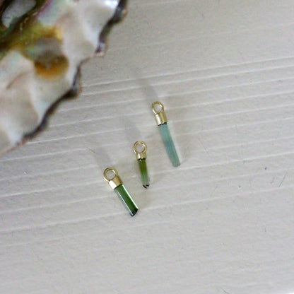 Mini ruwe groene & blauwe toermalijn charm
