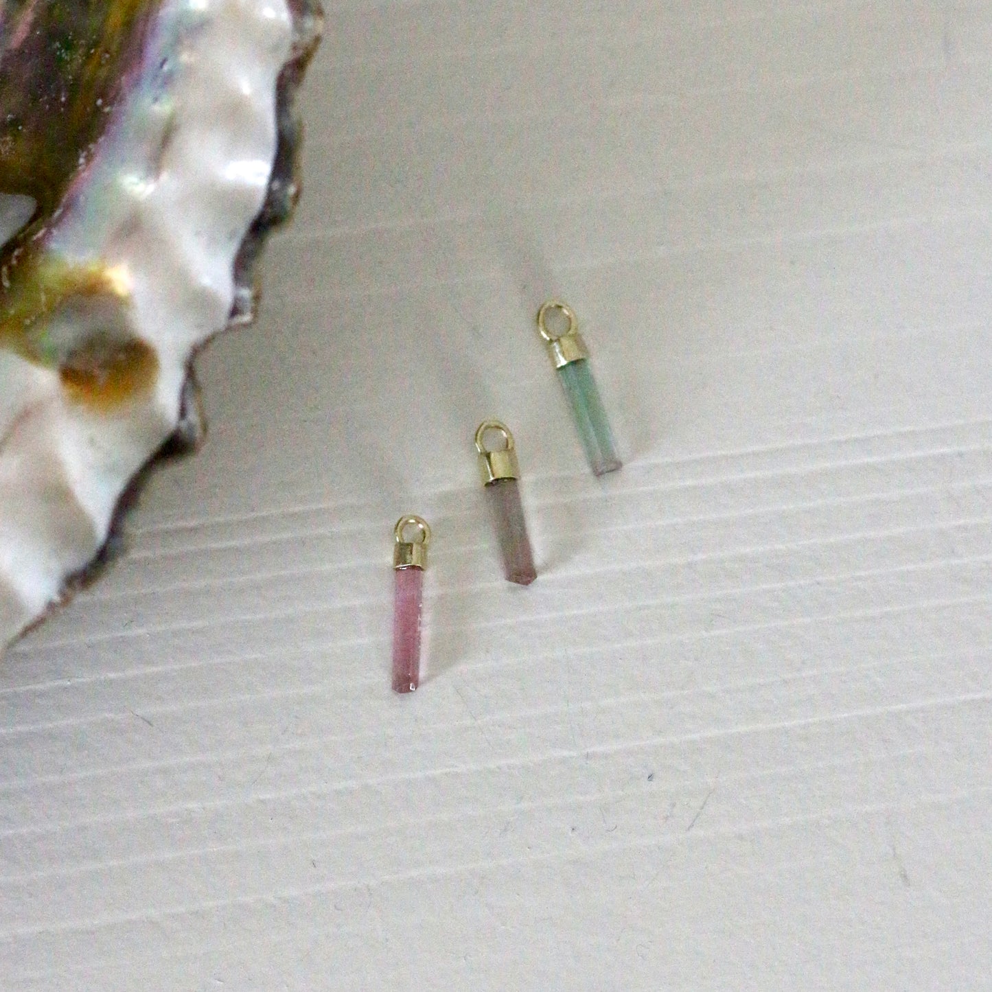 Mini ruwe roze, lila & mint toermalijn charm