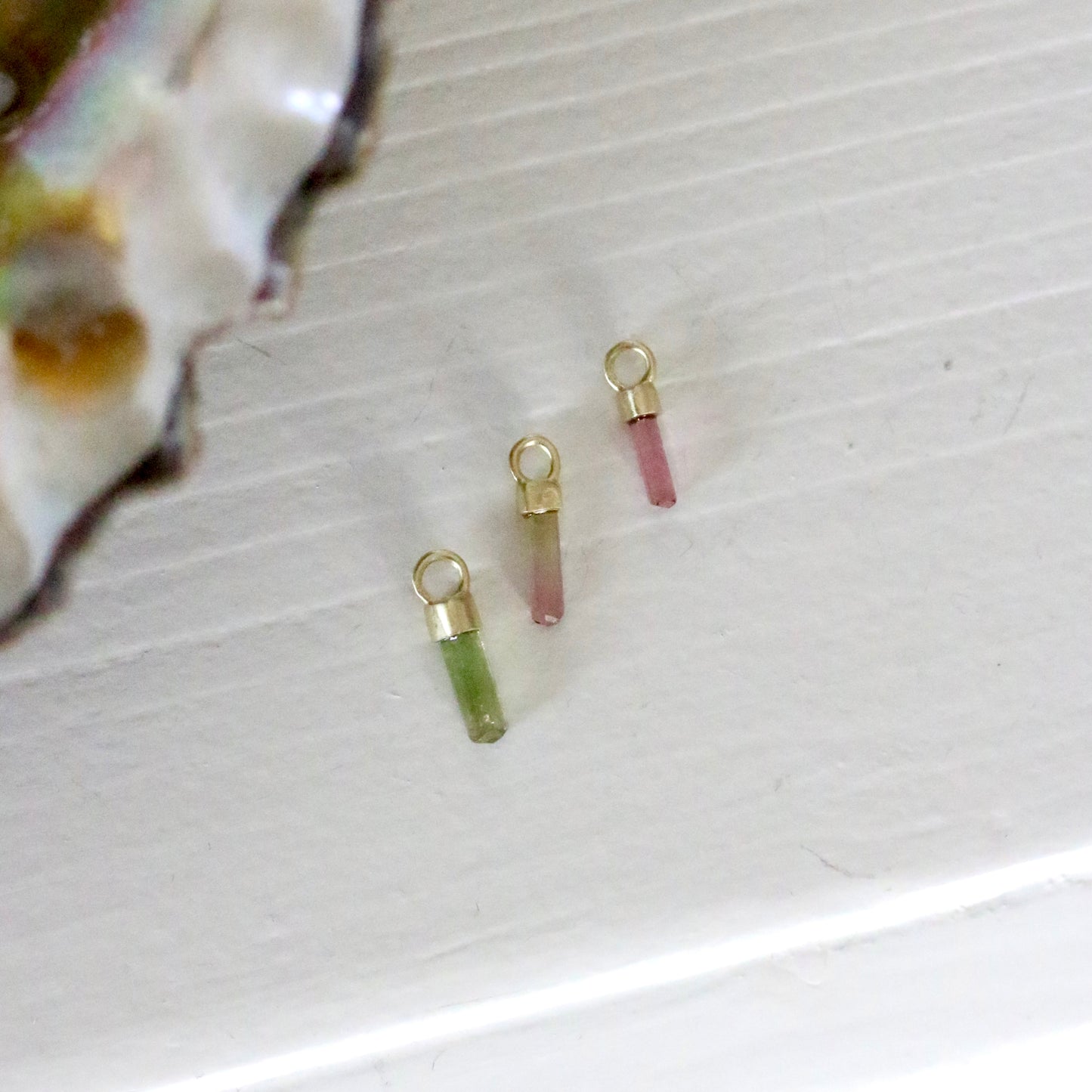 Mini ruwe roze, groen & watermeloen toermalijn charm