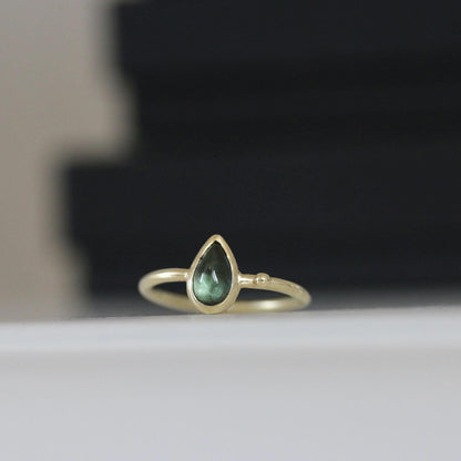 Blauw groene saffier cabochon ring