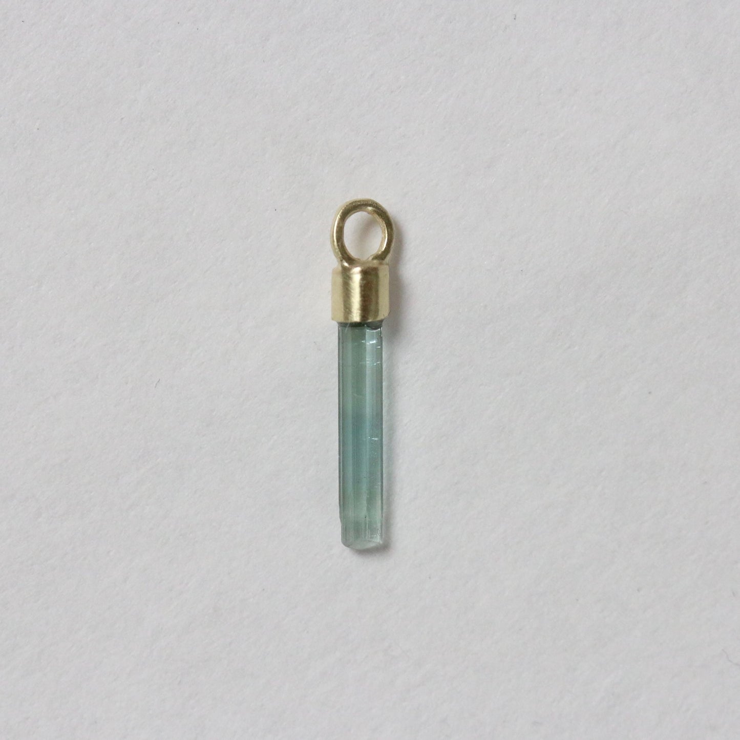 Mini ruwe groene & blauwe toermalijn charm