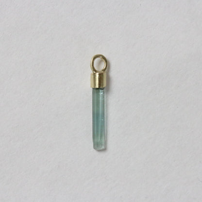 Mini ruwe groene & blauwe toermalijn charm