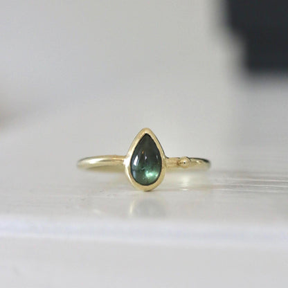 Blauw groene saffier cabochon ring