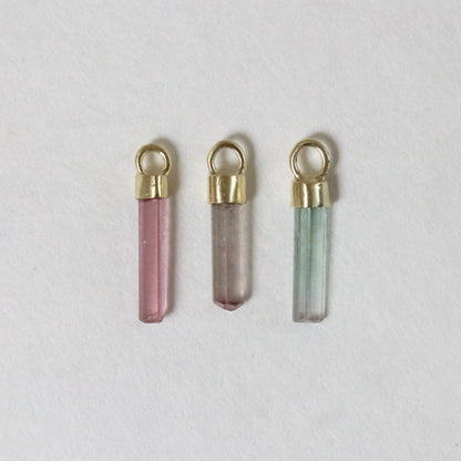 Mini ruwe roze, lila & mint toermalijn charm