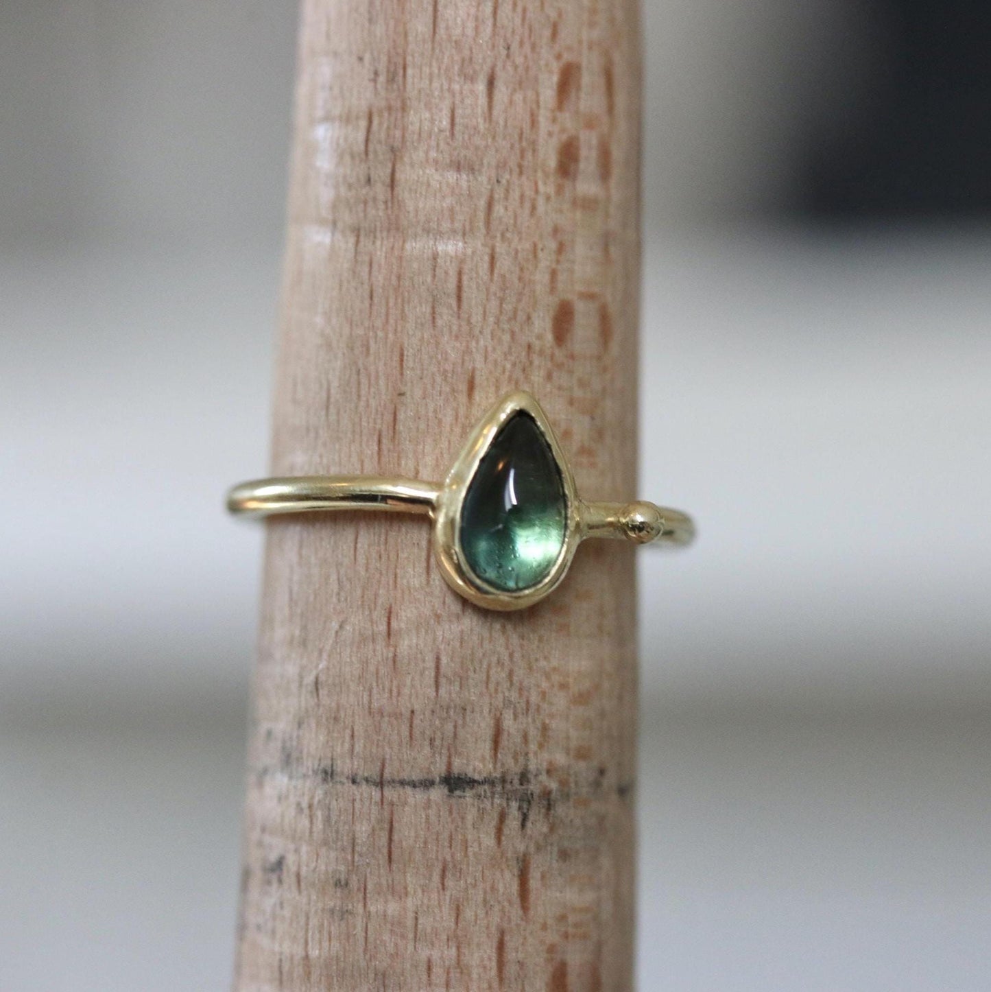 Blauw groene saffier cabochon ring